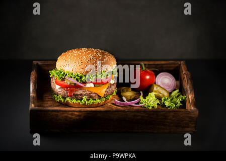 Hausgemachte Hamburger oder Burger mit frischem Gemüse und Käse Stockfoto
