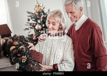 Glückliche Menschen bereiten Geschenke für Enkel Stockfoto