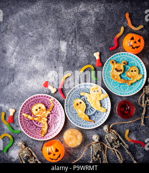 Halloween creative ghost Pfannkuchen behandeln Stockfoto