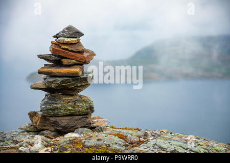 Pyramide von Felsen, Steine auf die Berge im Hintergrund, Norwegen Stockfoto