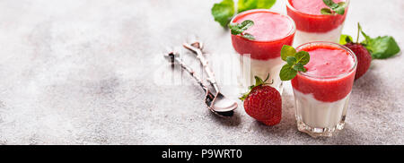 Köstliches dessert Panna Cotta mit Erdbeeren Stockfoto