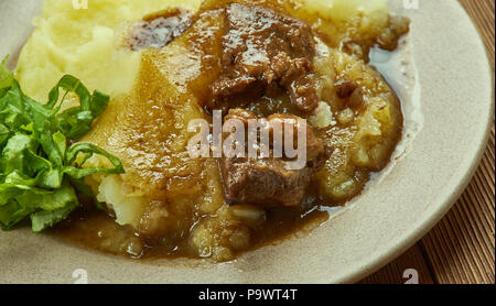 Römertopf Schweinefilet mit Kartoffelpüree, Nahaufnahme Stockfoto