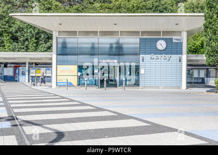 Halle vor dem Terminal Gebäude des Bahnhofs in Corby, England. Stockfoto