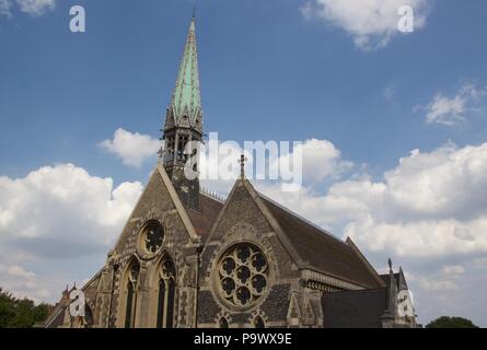 Die Harrow School Kapelle mit einem grünen Kirchturm. Es ist ein denkmalgeschütztes Gebäude erbaut 1854-57 an der High Street - The-Hill Harrow-On Stockfoto