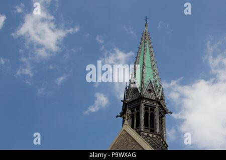 Die Harrow School Kapelle mit einem grünen Kirchturm. Es ist ein denkmalgeschütztes Gebäude erbaut 1854-57 an der High Street - The-Hill Harrow-On Stockfoto