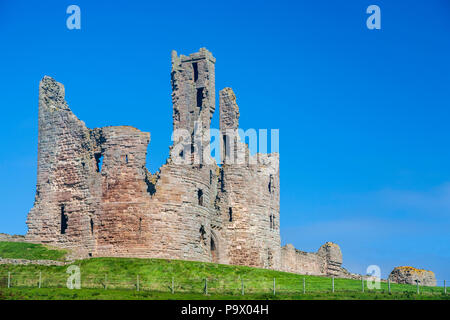 Die Ruinen des Dunstanburgh Castle aus dem 14. Jahrhundert auf dem Northumberland Küstenweg, England Stockfoto