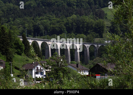 Der eisenbahnbrücke am St. Ursanne, Jura, Franches Montagnes, Schweiz. Stockfoto