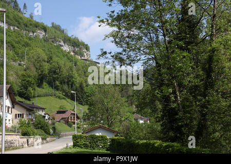 Die kleine Stadt St. Ursanne, im Jura, Franches Montagnes, Schweiz. Stockfoto