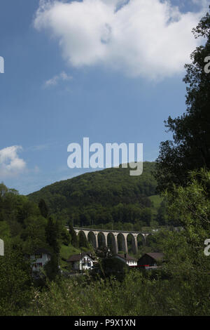 Der eisenbahnbrücke am St. Ursanne, Jura, Franches Montagnes, Schweiz. Stockfoto