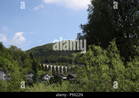 Der eisenbahnbrücke am St. Ursanne, Jura, Franches Montagnes, Schweiz. Stockfoto