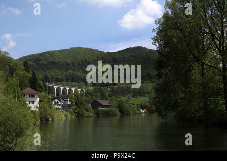 Der eisenbahnbrücke am St. Ursanne, Jura, Franches Montagnes, Schweiz. Stockfoto