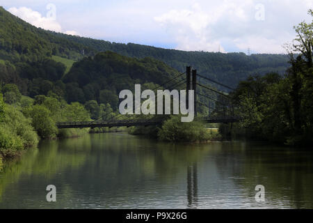 Eine Brücke in St. Ursanne, Jura, Franches Montagnes, Schweiz. Stockfoto