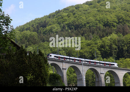 Der eisenbahnbrücke am St. Ursanne, Jura, Franches Montagnes, Schweiz. Stockfoto