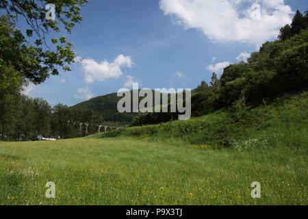 Der eisenbahnbrücke am St. Ursanne, Jura, Franches Montagnes, Schweiz. Stockfoto