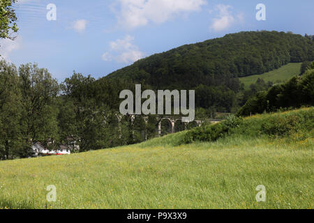 Der eisenbahnbrücke am St. Ursanne, Jura, Franches Montagnes, Schweiz. Stockfoto