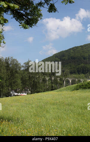 Der eisenbahnbrücke am St. Ursanne, Jura, Franches Montagnes, Schweiz. Stockfoto