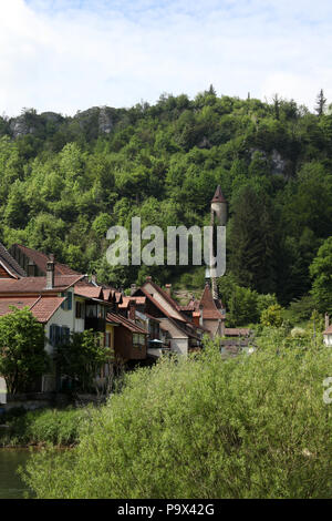 Die kleine Stadt St. Ursanne, im Jura, Franches Montagnes, Schweiz. Stockfoto