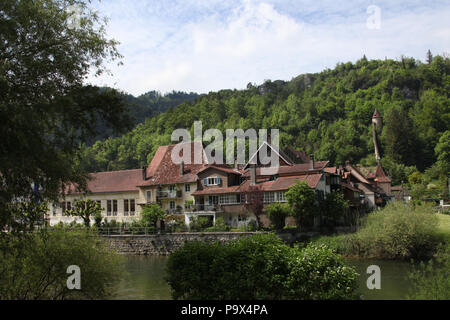 Die kleine Stadt St. Ursanne, im Jura, Franches Montagnes, Schweiz. Stockfoto