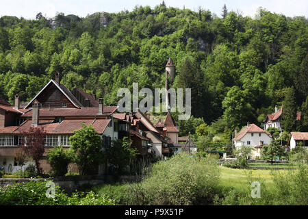 Die kleine Stadt St. Ursanne, im Jura, Franches Montagnes, Schweiz. Stockfoto