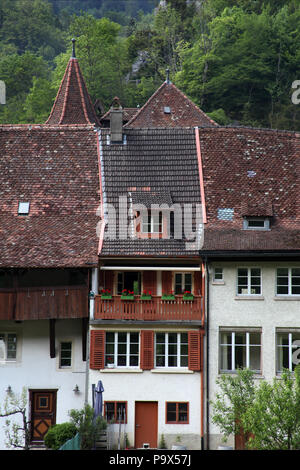 Die kleine Stadt St. Ursanne, im Jura, Franches Montagnes, Schweiz. Stockfoto