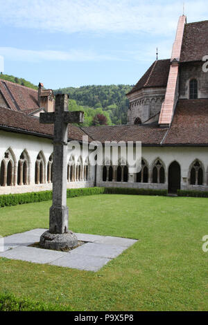 Das Kloster in St. Ursanne, Jura, Franches Montagnes, Schweiz. Stockfoto