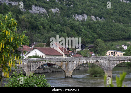 Die kleine Stadt St. Ursanne, im Jura, Franches Montagnes, Schweiz. Stockfoto