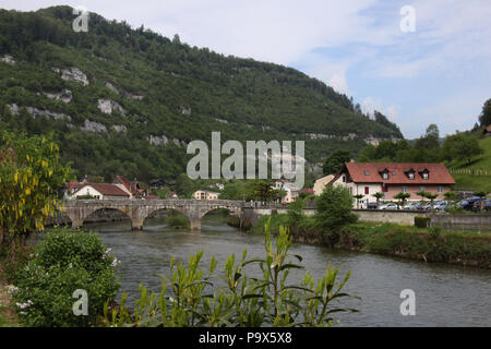 Die kleine Stadt St. Ursanne, im Jura, Franches Montagnes, Schweiz. Stockfoto