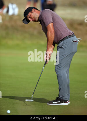 In Italien Francesco Molinari Schläge für Birdie auf dem 15 Grün während des Tages eine der Open Championship 2018 in Carnoustie Golf Links, Angus. Stockfoto