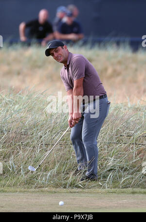 In Italien Francesco Molinari spielt seinen zweiten Schuß auf dem 16. Tag eines der Open Championship 2018 in Carnoustie Golf Links, Angus. Stockfoto