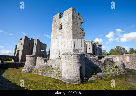 Der große Turm und Graben von Raglan Castle, Monmouthshire, Wales Stockfoto