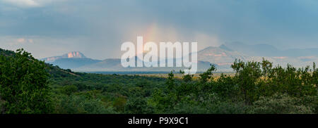 Regenbogen über dem Waterberg Mountains in Südafrika Stockfoto