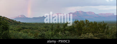 Regenbogen über dem Waterberg Mountains in Südafrika Stockfoto