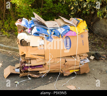 Kartons abgeflacht und für das Recycling Sammlung gestapelt, England Großbritannien Stockfoto