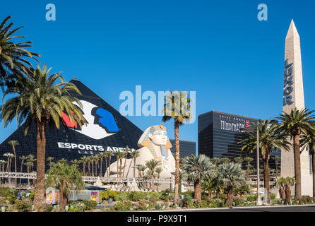 Esports Arena und das Luxor Hotel und Casino, auf dem Las Vegas Strip, Las Vegas, Nevada, USA Stockfoto