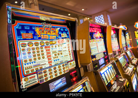 Spielautomaten im Casino des Hotel Tropicana, Las Vegas, Nevada, USA Stockfoto