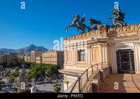 Die Aussicht vom Politeama Theater, Palermo, Sizilien, die zentrale Piazza Politeama und der bronze Quadriga auf dem Teatro Politeama Stockfoto