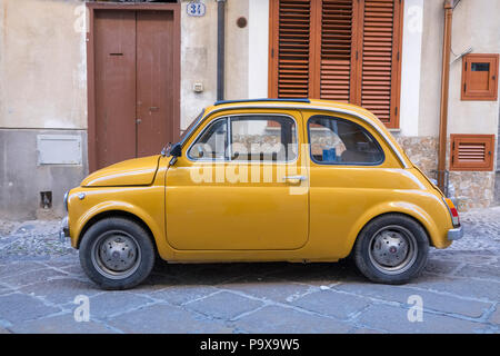 Ein Fiat 500 Auto, in Cefalu, Sizilien, Italien, Europa Stockfoto