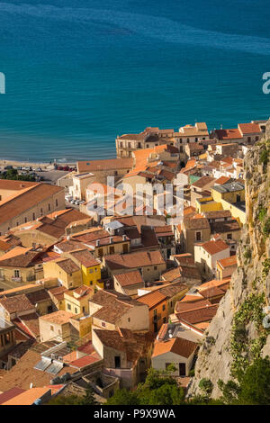 Luftaufnahme der verpackten überfüllten Stadt und die roten Dächer von Cefalu, Sizilien, Italien, Europa Stockfoto