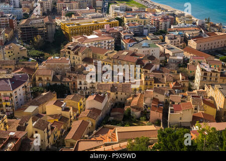 Luftaufnahme der Architektur des dicht gepackten Stadt Cefalu, Sizilien, Italien, Europa Stockfoto