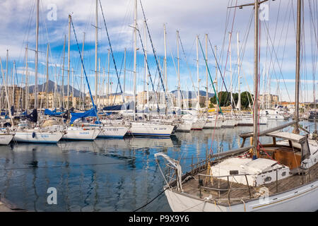 Boote und Yachten im Hafen von Palermo in Sizilien, Italien, Europa Stockfoto