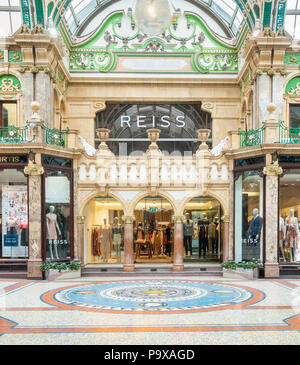 Einkaufen in Victoria Quarter, Grafschaft Arcade in Leeds City Centre. Leeds, Yorkshire, England. Großbritannien Stockfoto