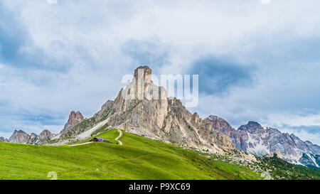 Nuvolau massiv in Dolomiti, Italien. Blick vom Passo Giau über den Berg Ra Gusela, Südtirol, Dolomiten, Südtirol Stockfoto