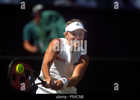 London, England - Juli 7, 2018. Wimbledon Tennis: Deutschlands Angie Kerber Streiks eine Rückhand auf ihre Gegnerin Naomi Osaka in Japan während der dritten Runde von Wimbledon heute. Kerber gewann das Spiel in drei Saetzen. Stockfoto