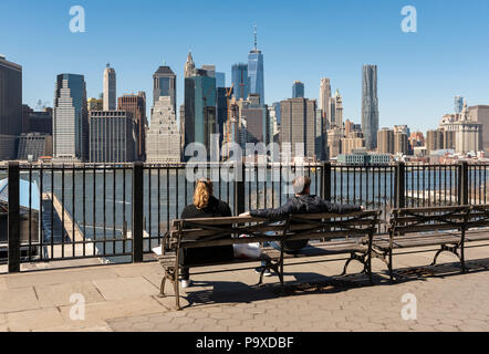 Lower Manhattan von Brooklyn Heights Promenade, New York City, USA Stockfoto