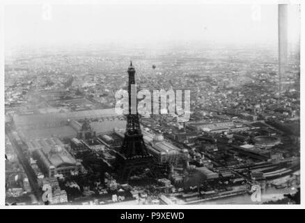 102 Luftaufnahme von Paris, Frankreich, aus dem Ballon, mit dem Eiffelturm im Vordergrund, während der Pariser Weltausstellung von 1889 LCCN 92514596 genommen Stockfoto