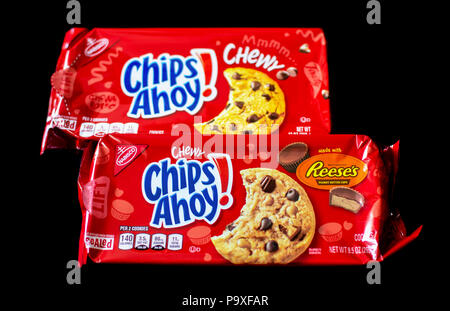 Chips Ahoy Cookies Chewy Verpackung gegen Cookies mit Reese Peanut butter Cups. Ähnliche Verpackung zwischen zwei Arten verursacht Verwirrung für Menschen Stockfoto