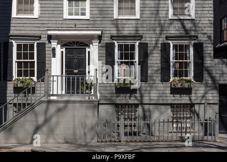 Silbrig-grauen Gebäude in Truman Capote's Essay ein Haus auf den Höhen, Columbia Heights, Brooklyn, NYC, USA beschrieben Stockfoto