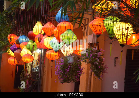 Typische Papierlaternen in der Nacht, Hoi An, Vietnam Stockfoto