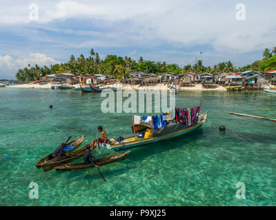 Eine sehr schlechte Sea Gypsy ('Bajau Laut') Familie Boot & Home all-in-one, neben einem armen Bajau Dorf auf Mabul Island, Sabah, Malaysia. (Borneo). Stockfoto