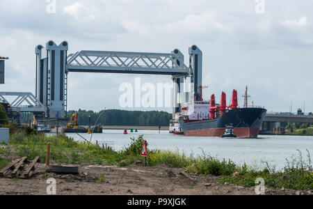 Botlek Brücke im Rotterdamer Hafen. Die Brücke ist eine kombinierte Botlek heben über die Alte Maas, öffnen Sie ein Schiff throughin der Hafen von Rotterdam, berühmt durch eine Menge von Fehlfunktionen zu lassen, Stockfoto